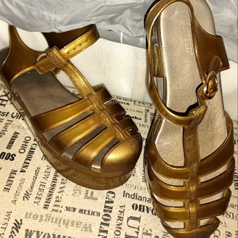 Wanted jellypop gold sandals